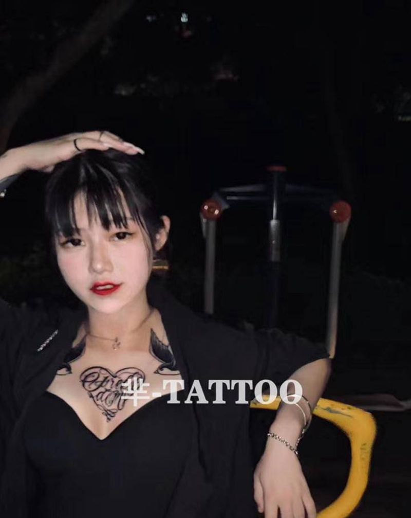 漂亮小姐姐的买家秀纹身图片_花体字纹身图案