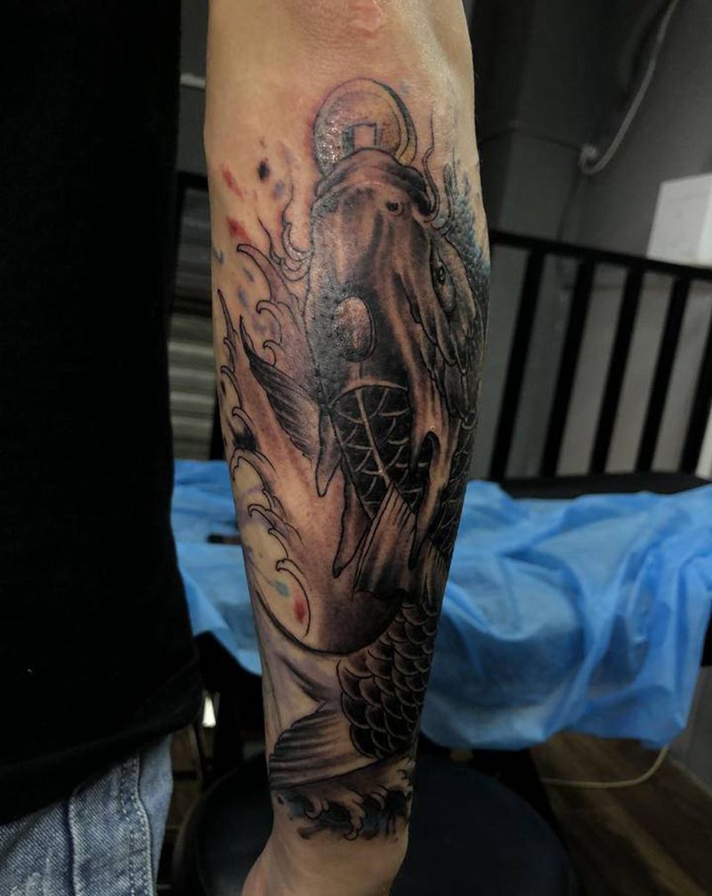 泼墨鲤鱼纹身图片_手臂纹身图案