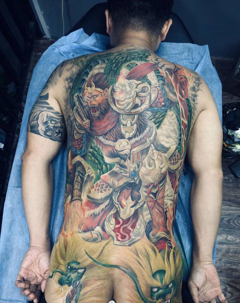 满背扣猴子纹身图片_背部纹身图案