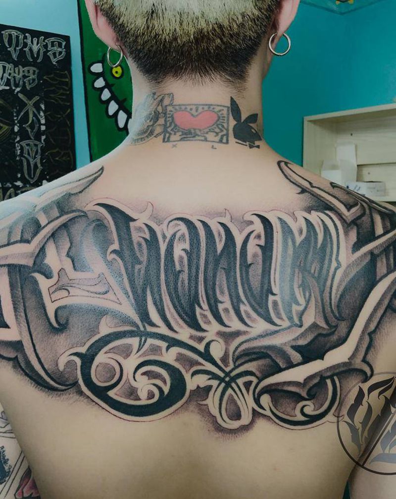 花体字纹身图片_背部花体字纹身图案