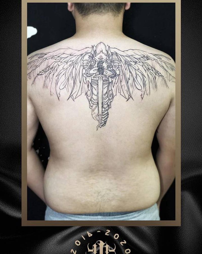 先做个线条纹身图片_背部纹身图案