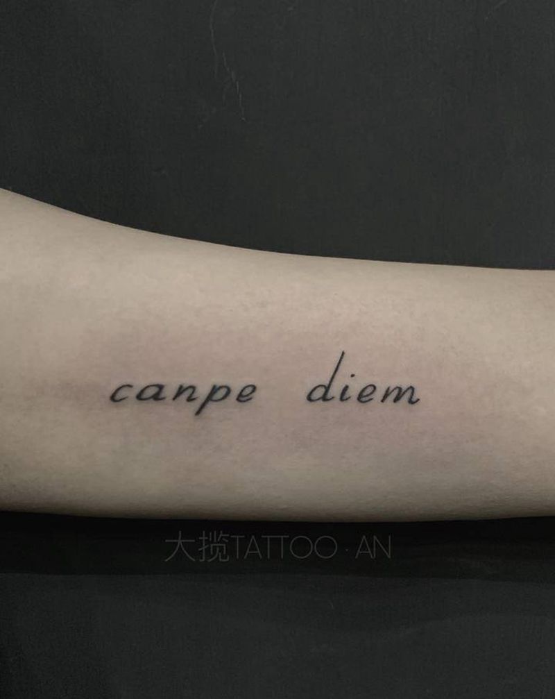 活在当下/抓紧时间纹身图片_手臂小英文纹身图案