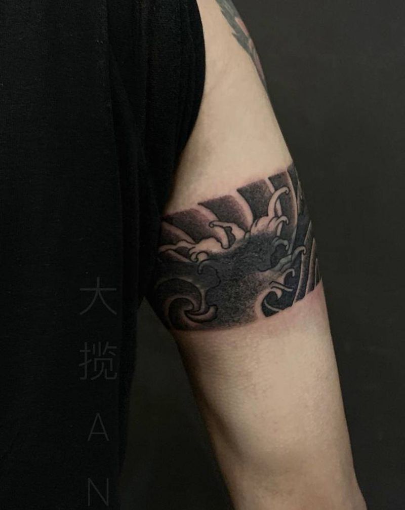 臂环遮盖纹身图片_手臂老传统纹身图案