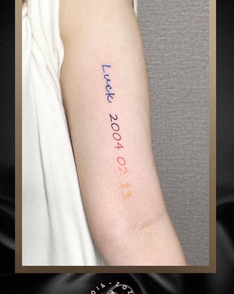 渐变彩色英文纹身图片_手臂纹身图案