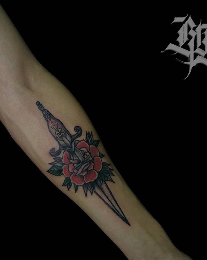 old school/匕首/花纹身图片_手臂Old School纹身图案