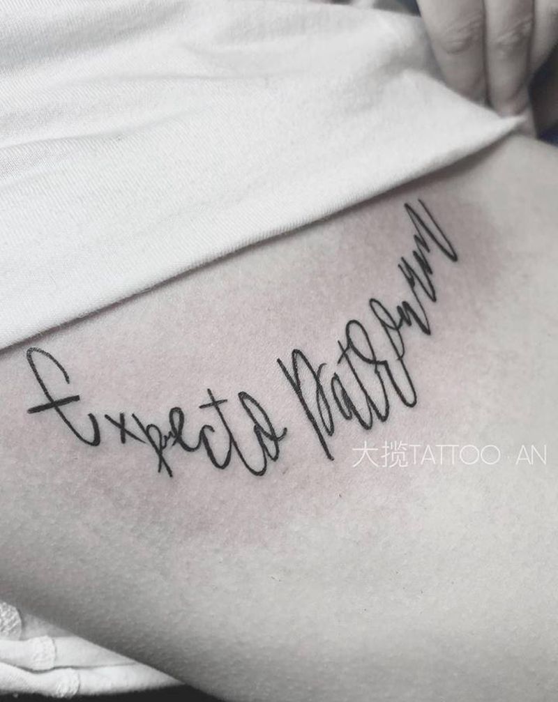 小英文纹身图片_胸部纹身图案