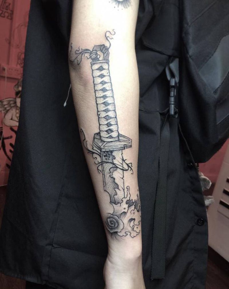 武士刀纹身图片_手臂纹身图案