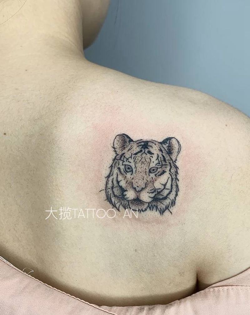 小脑斧纹身图片_肩部纹身图案