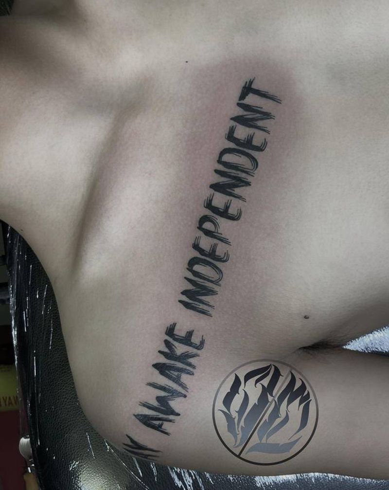 英文纹身图片_胸部几何字体设计纹身图案