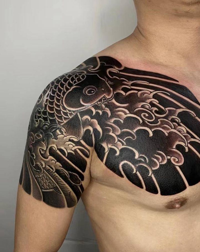 半甲鲤鱼遮盖纹身图片_胸部手臂老传统纹身图案