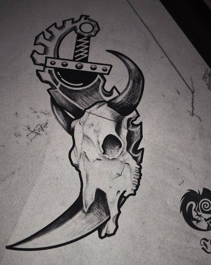 ⚜️牛骨匕首⚜️纹身图片_肩部手臂欧美写实纹身图案