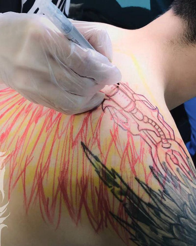 改造翅膀纹身图片_肩部背部欧美写实纹身图案