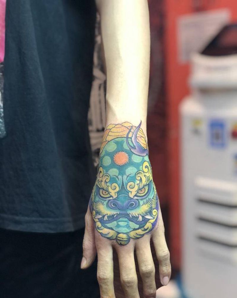 唐狮三百首纹身图片_手部新传统纹身图案