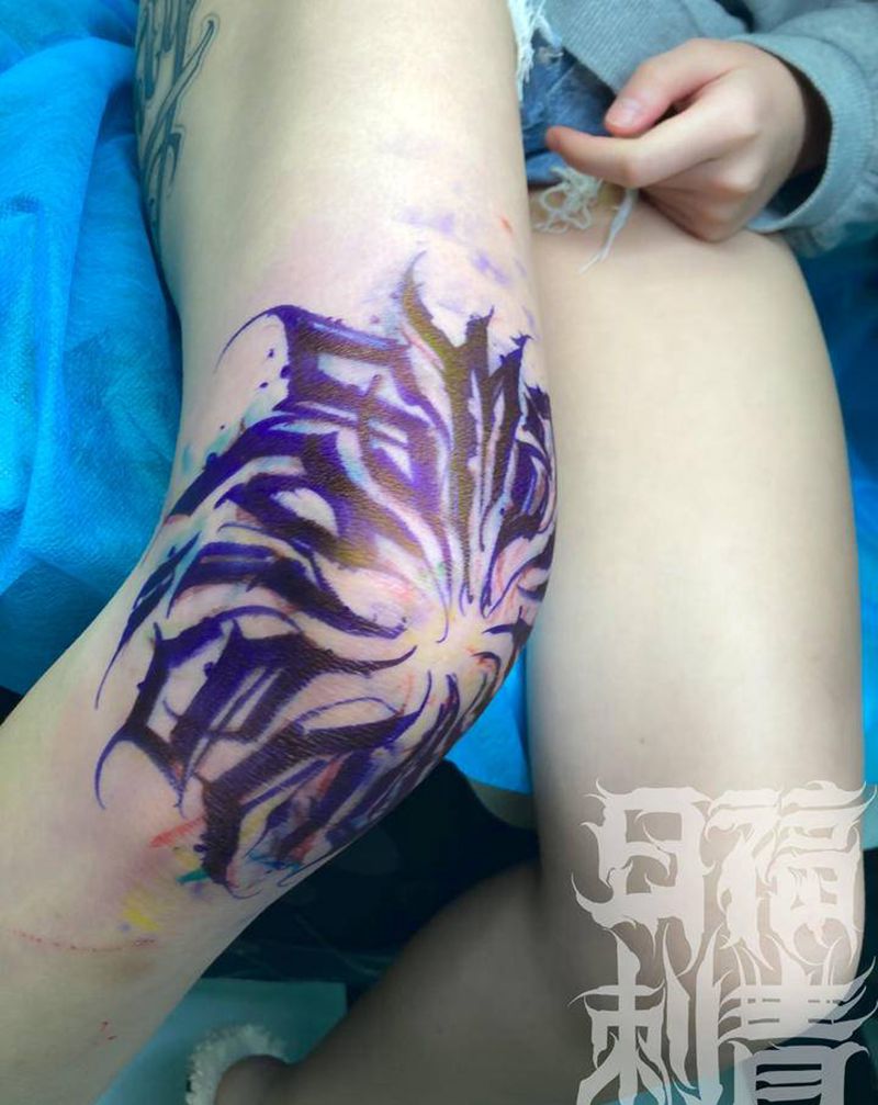暗黑花体纹身图片_腿部脚部花体字暗黑纹身图案