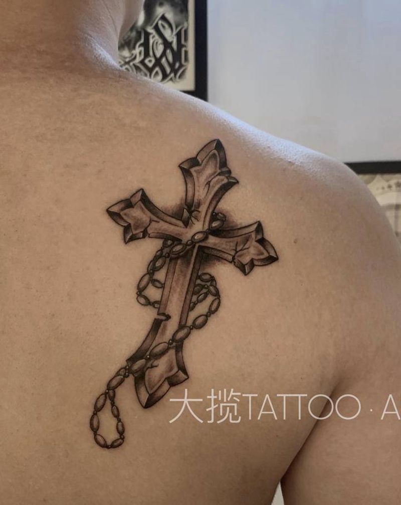 十字架纹身图片_背部肩部纹身图案