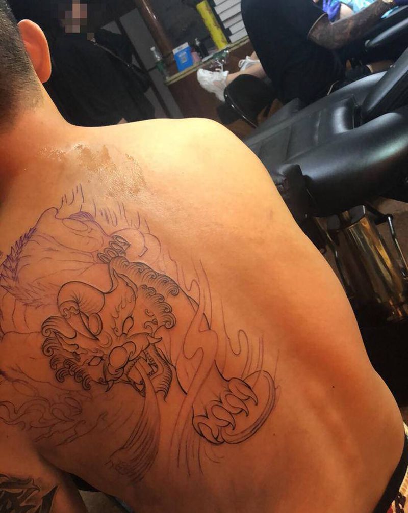 貔貅线条纹身图片_背部纹身图案