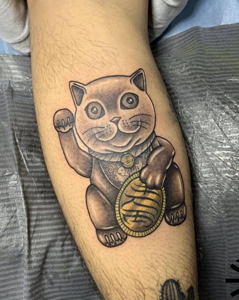 招财猫纹身图片_腿部黑灰纹身图案