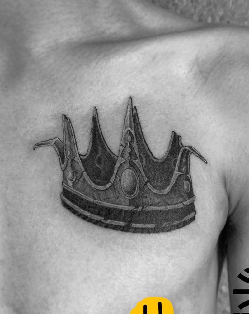 皇冠纹身纹身图片_胸部欧美写实纹身图案