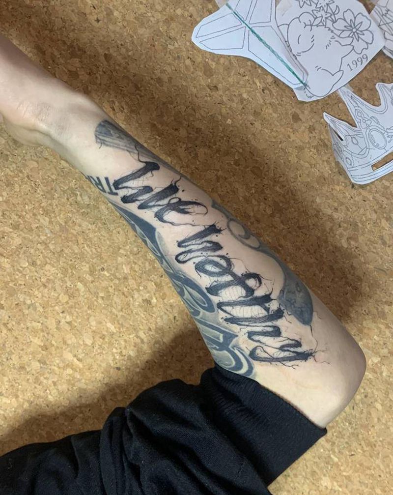 Live worthy纹身图片_手部花体字纹身图案