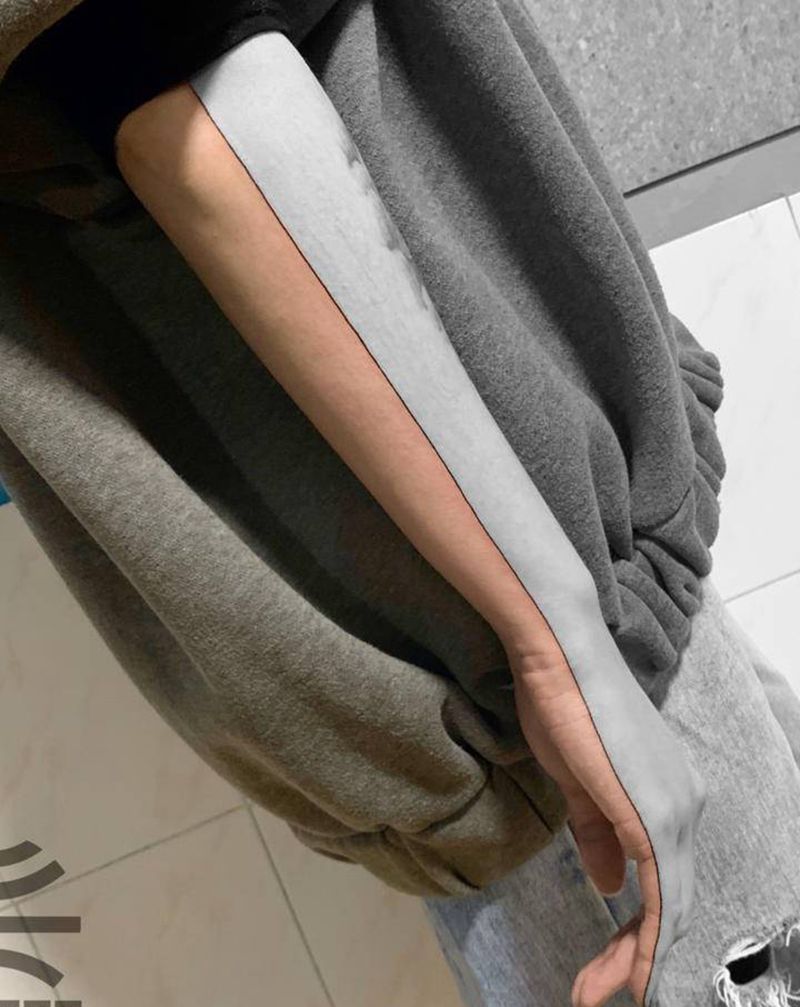 一条直线纹身图片_手部纹身图案