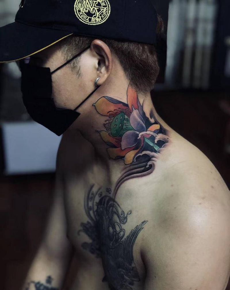 荷花纹身图片_颈部纹身图案