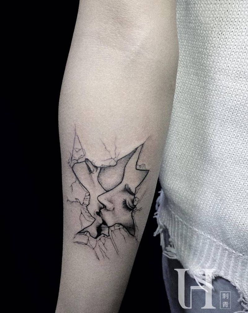 破镜纹身图片_手臂纹身图案