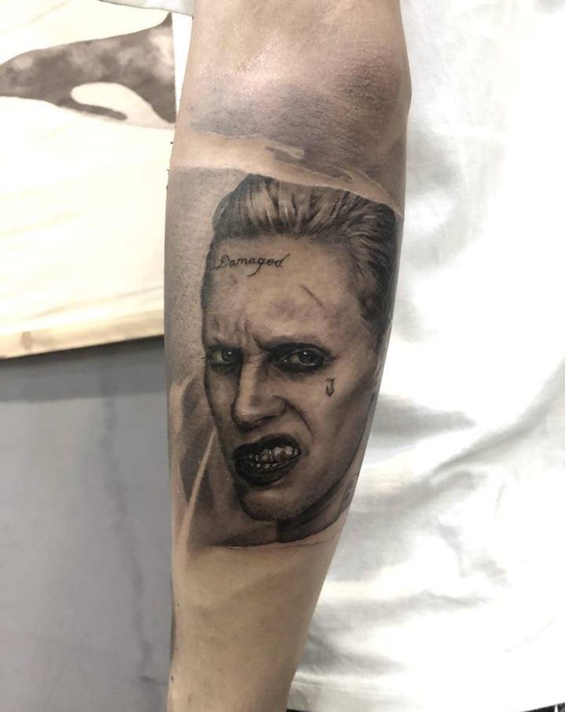 小丑男纹身图片_手部欧美写实纹身图案