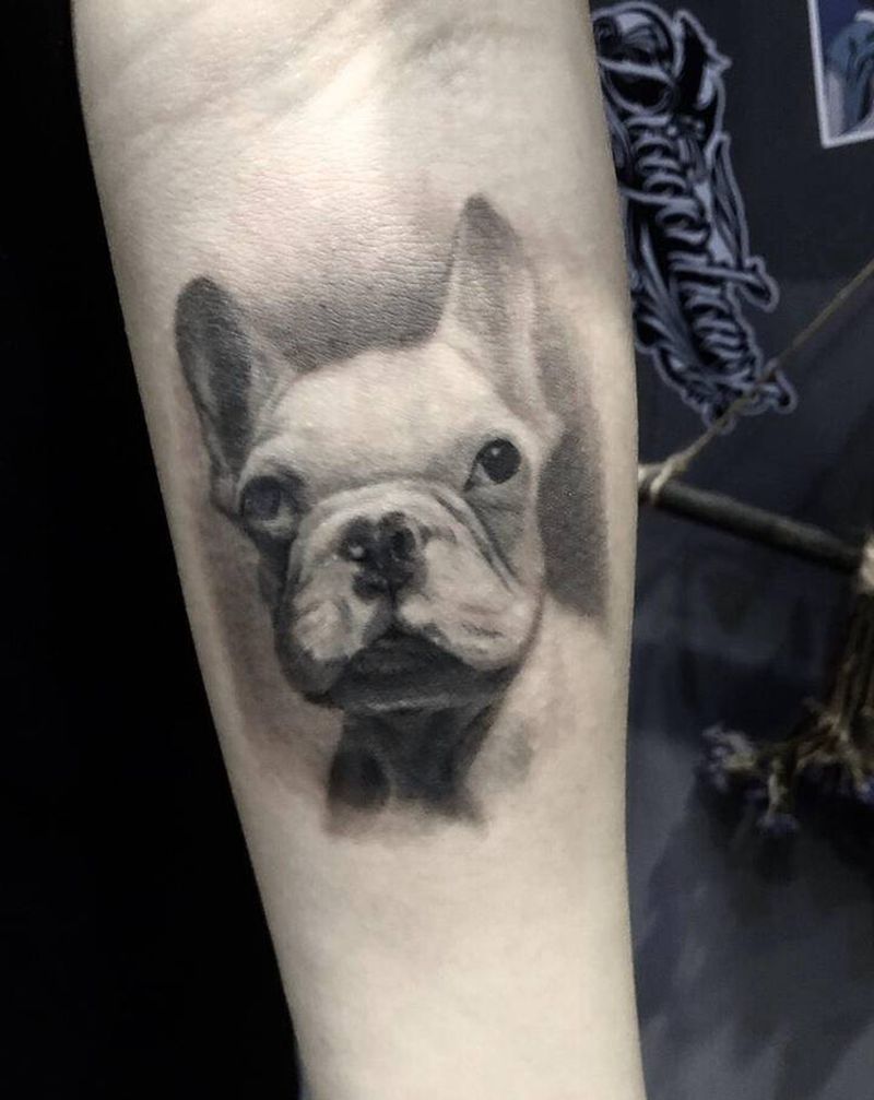 宠物法斗纹身图片_手部欧美写实宠物狗纹身图案