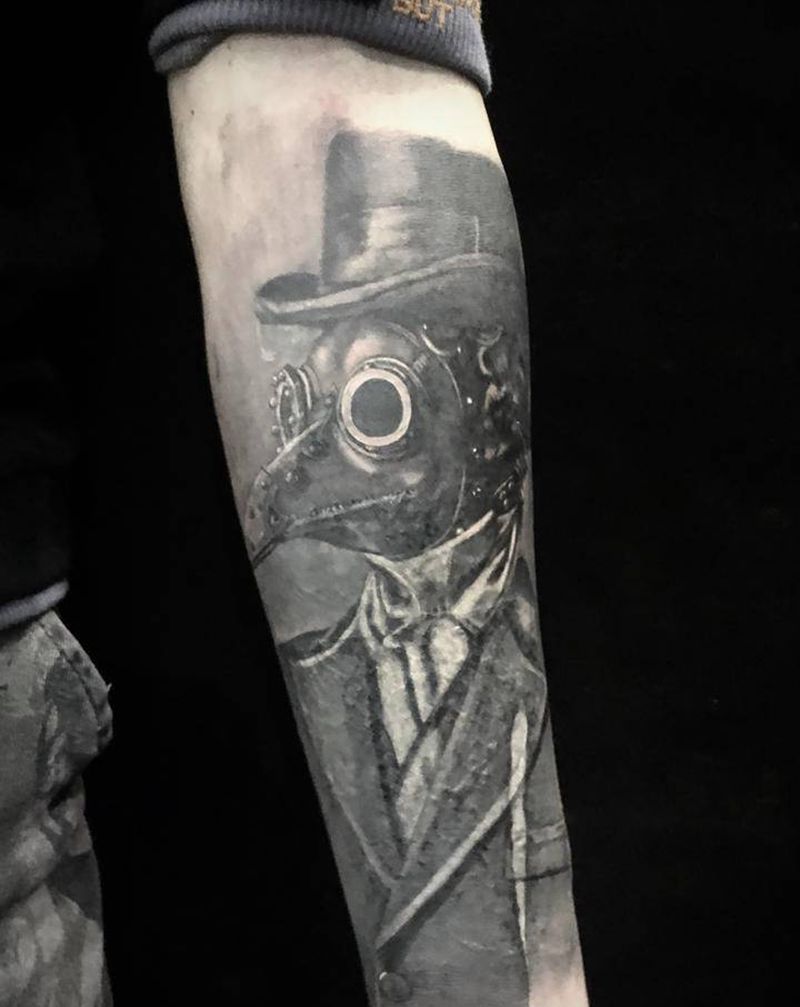 鸟嘴医生纹身图片_手部欧美写实遮盖纹身图案