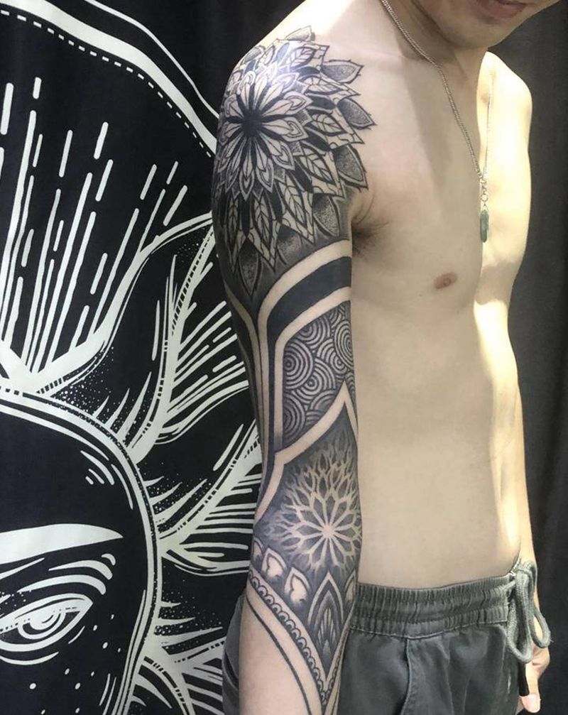 曼陀罗花臂纹身图片_手部手臂几何图腾纹身图案