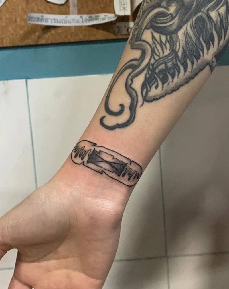 创口贴纹身图片_手部纹身图案