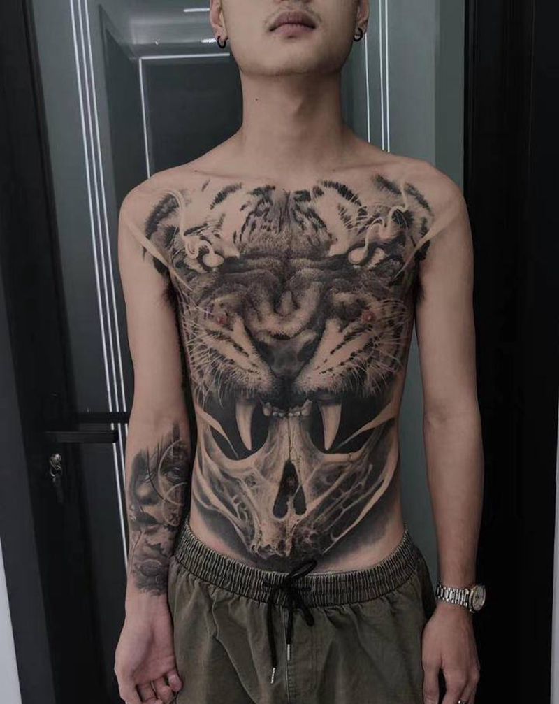 老虎纹身图片_胸部欧美写实老虎骷髅花胸纹身图案