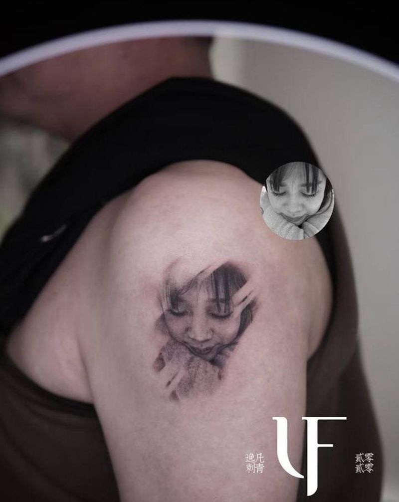 肖像纹身图片_肩部手臂欧美写实肖像写实情侣纹身图案