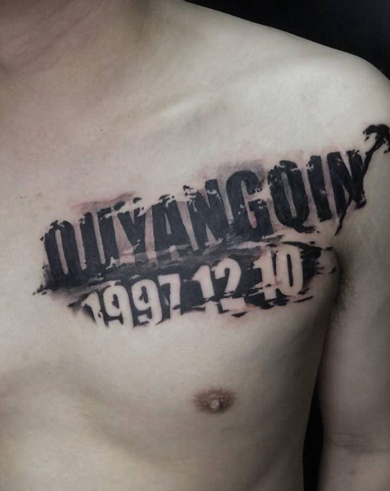 字体纹身图片_胸部花体字纹身图案