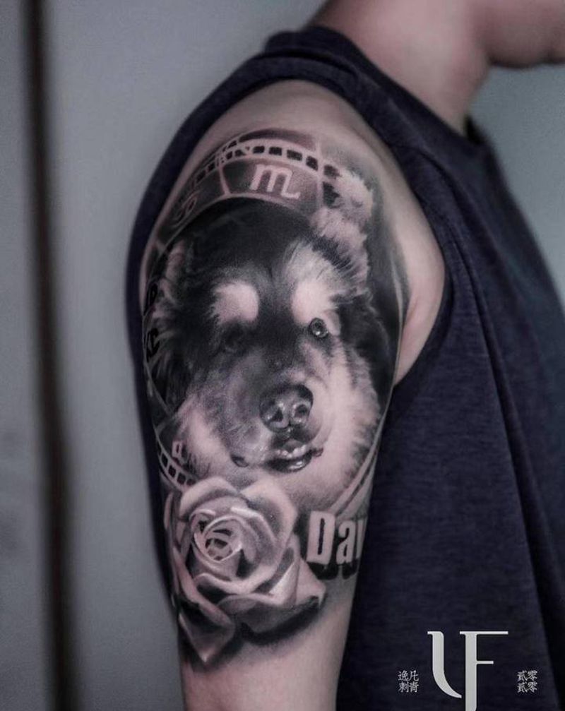 永远在身边纹身图片_手臂欧美写实纪念狗玫瑰花纹身图案