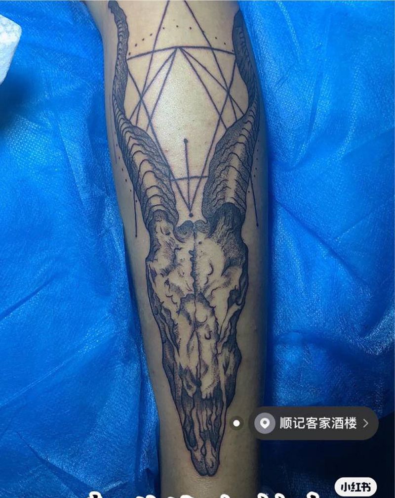 帅气羊羊纹身图片_腿部点刺纹身图案