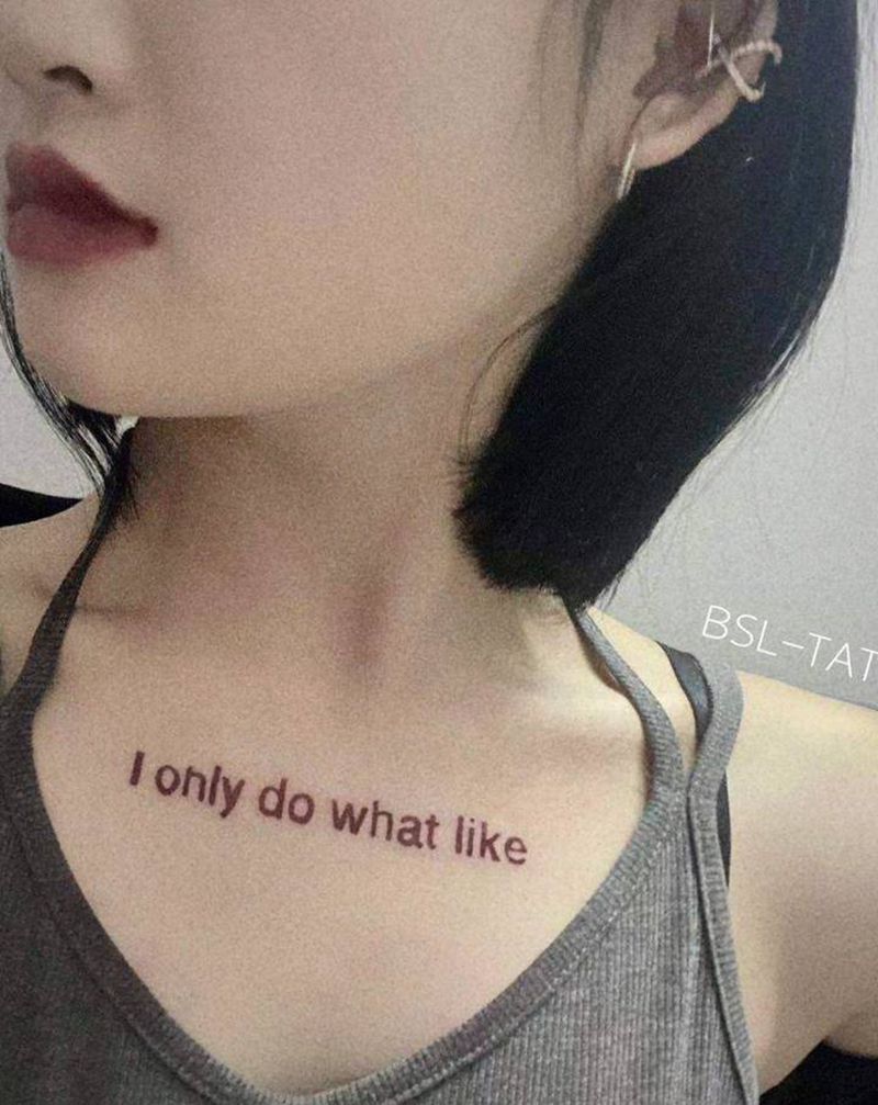 自带图：英文字纹身图片_胸部花体字纹身图案
