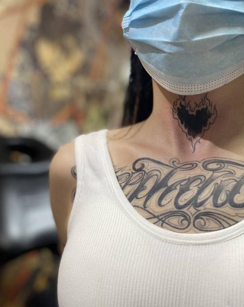 花体字纹身图片_胸部纹身图案