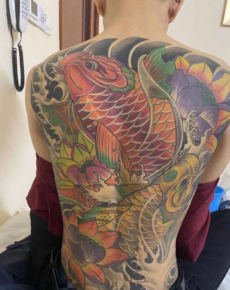 鲤鱼恢复好的效果纹身图片_背部老传统纹身图案