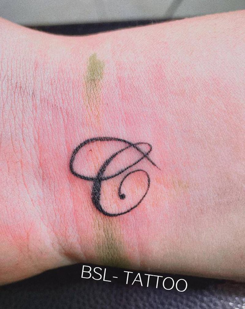 小清新：英文字纹身图片_手部花体字纹身图案