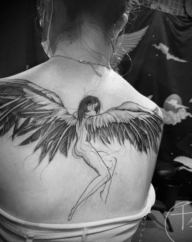 天使纹身图片_背部点刺几何纹身图案