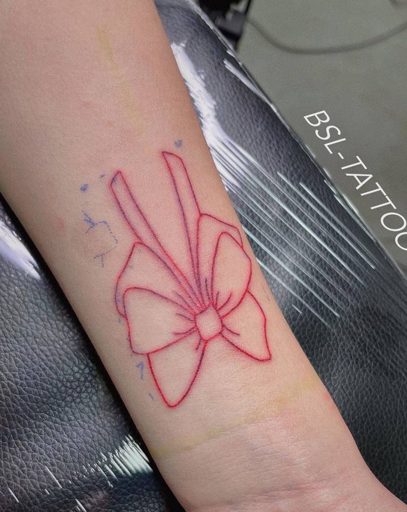 小清新：蝴蝶结纹身图片_手部几何蝴蝶结纹身图案