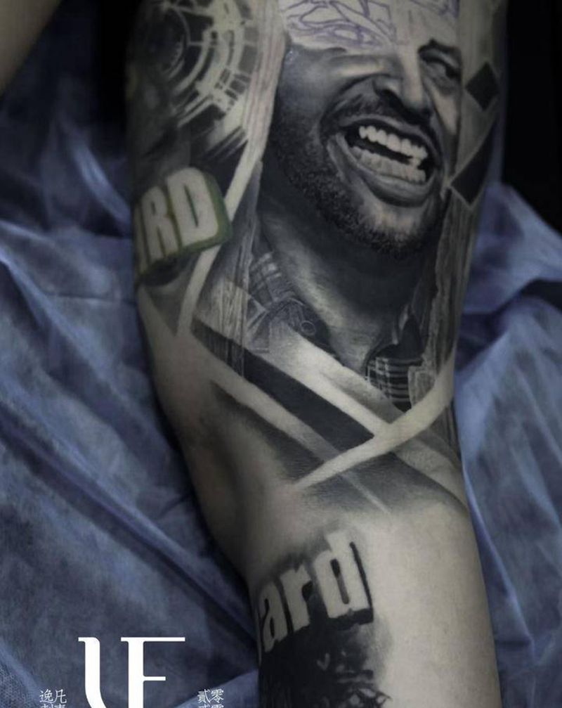 闪灵纹身图片_腿部臀部欧美写实彩灰闪灵电影纹身图案