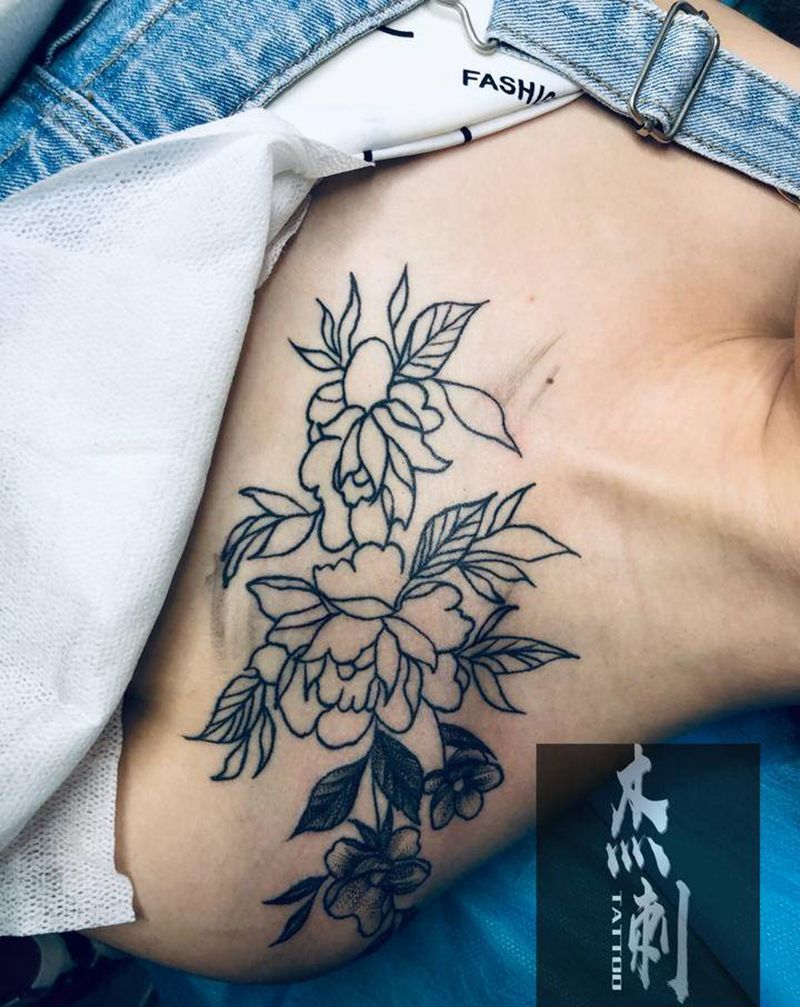 素花纹身图片_胸部纹身图案