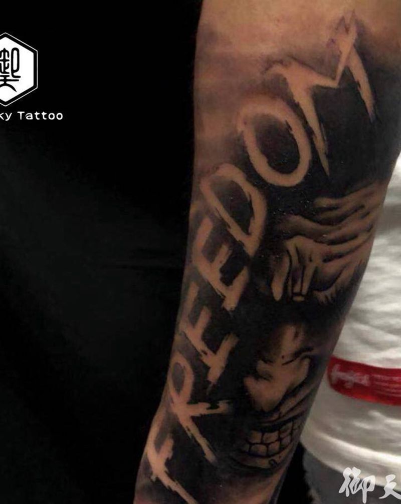 小丑纹身图片_手臂花体字老传统小丑纹身图案