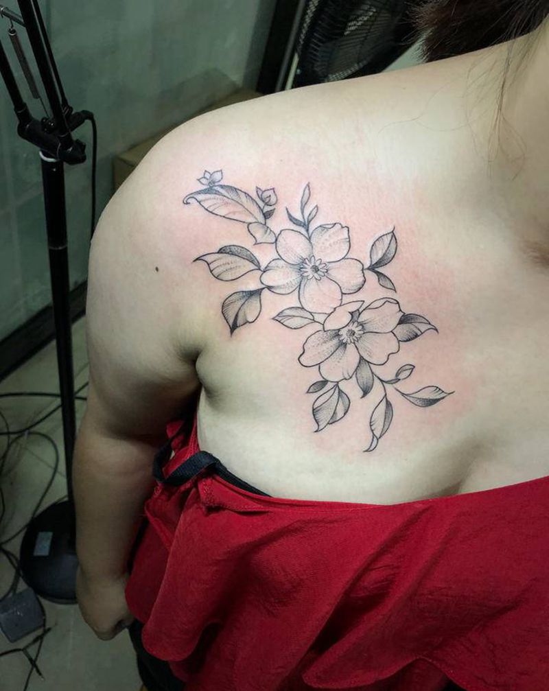 素花三个纹身图片_胸部纹身图案