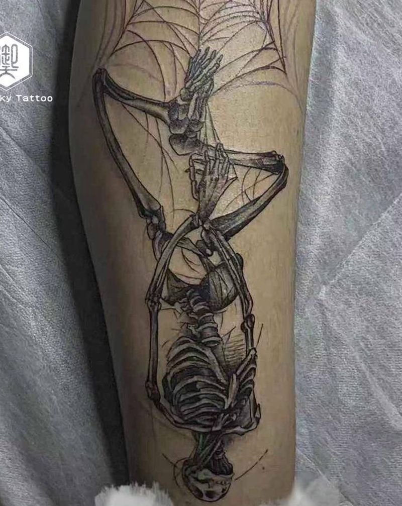 骷髅化蜘蛛侠纹身图片_腿部点刺几何纹身图案