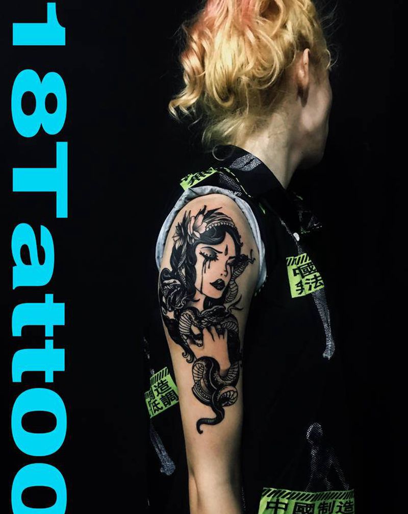 蛇 人物纹身图片_手臂New School纹身图案