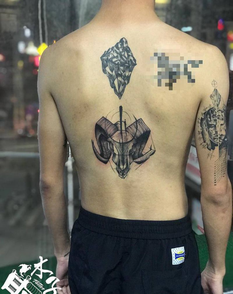 羊纹身图片_背部点刺几何纹身图案