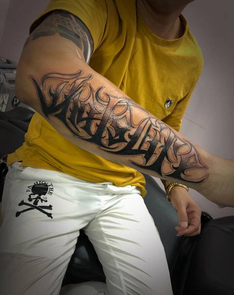 花体和素花纹身图片_手臂点刺花体字纹身图案